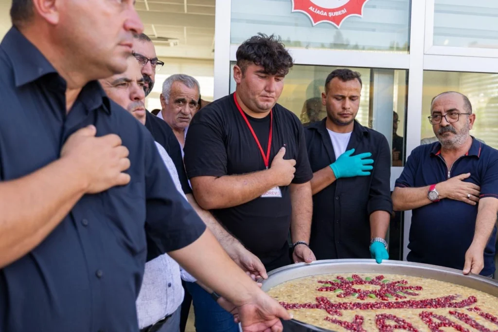 İzmir’de Başkan Tugay Aliağa’da aşure lokmasına ortak oldu