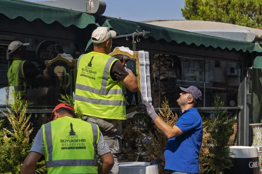 İzmir’de zabıta ve esnaf el ele… Yeşile geri dönüş başladı