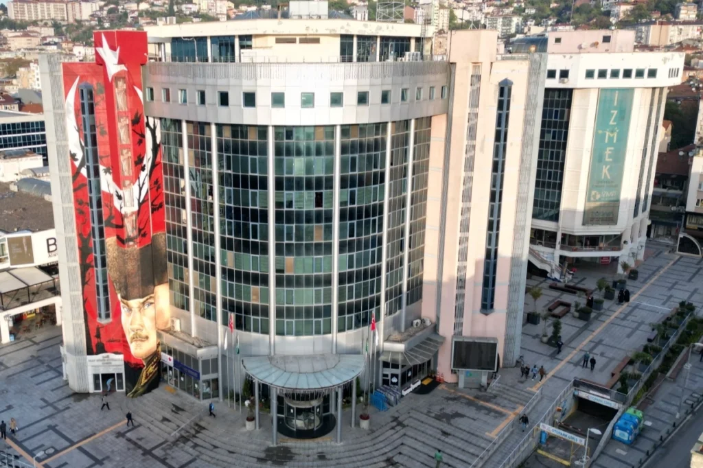 Kocaeli İzmit’te şehitlere saygı… Çocuk etkinlikleri ertelendi