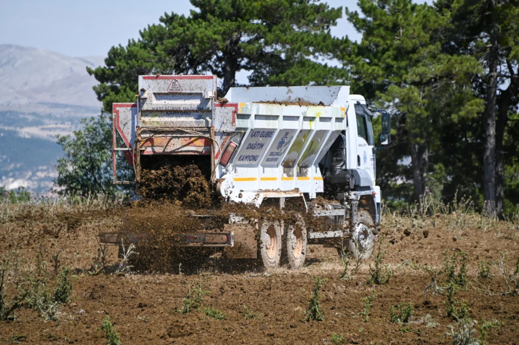 Konya Selçuklu’da kamyon üzeri gübre dağıtım aracı