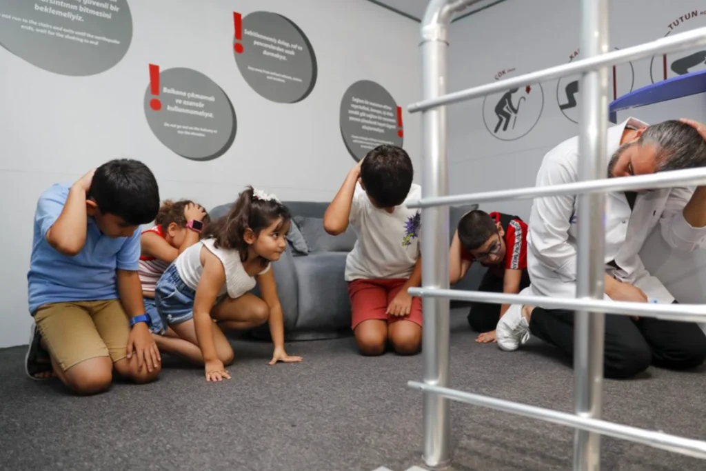 Mersin’de Mercan Bilim Merkezi’nde çocuklara afet bilinci eğitimi
