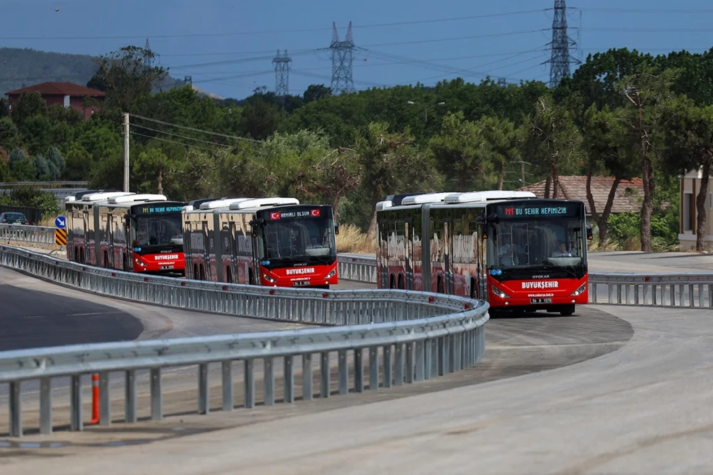 Sakarya’da metrobüsler seferlerine başladı