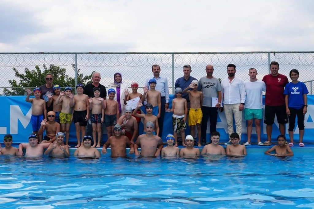 Bursa Gürsulu minik yüzücüler sertifikalandı