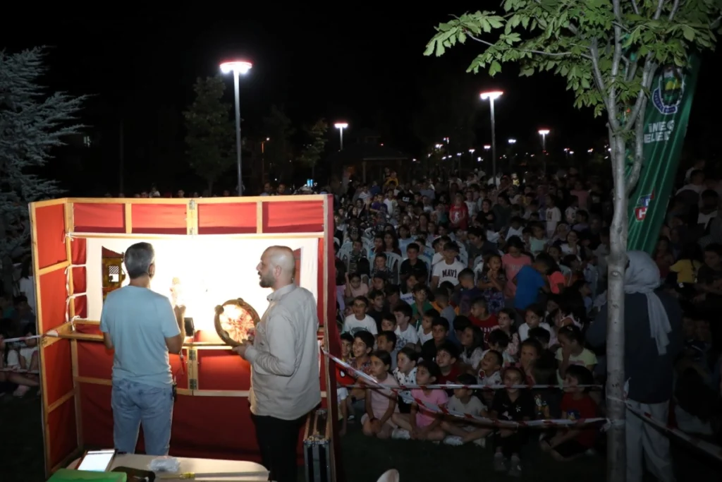 Bursa İnegöllü çocuklar Karagöz’le buluştu