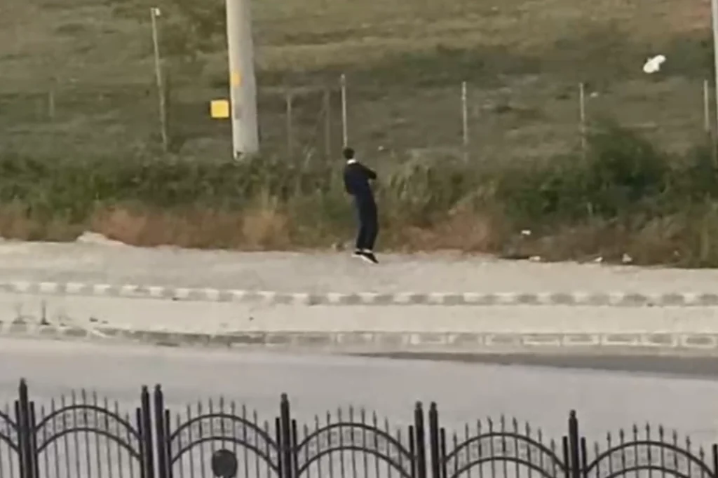 Düzce’de kaldırımda boks yapan genç gündem oldu