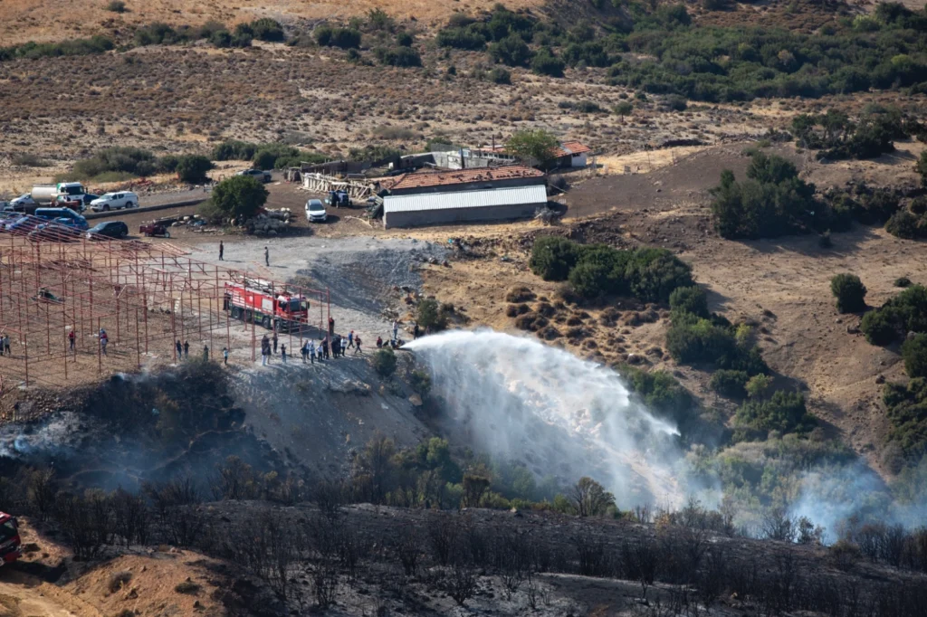 İzmir Aliağa ve Menderes’teki yangınlar kontrol altında