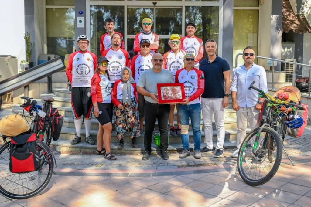 İzmir’de ‘Zafer Yolunda’ pedallar iz bırakıyor