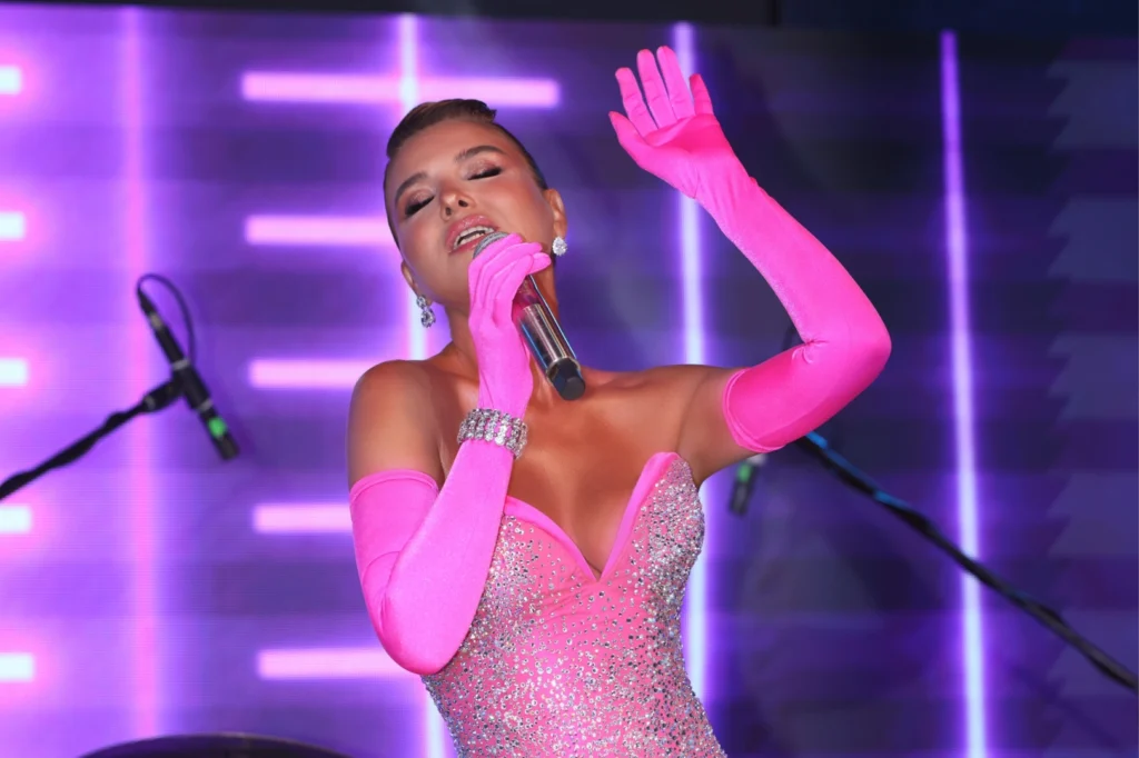 Pespembe Gülben Alaçatı’da ışıldadı