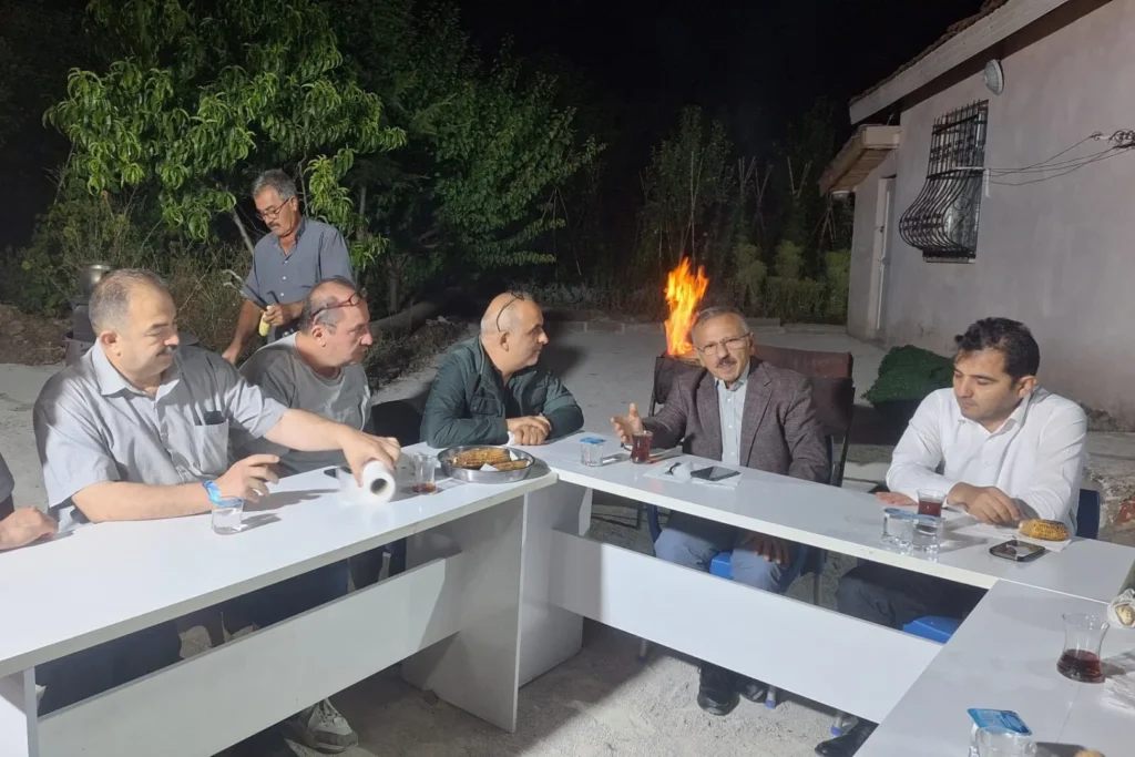 Tokat’ta siyasetçi ve gazeteciler ‘İsli Demlik’te buluştu