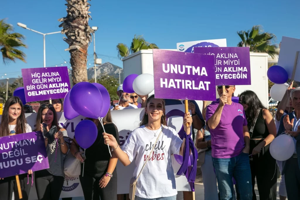 İzmir Güzelbahçe’de Dünya Alzheimer Günü yürüyüşü