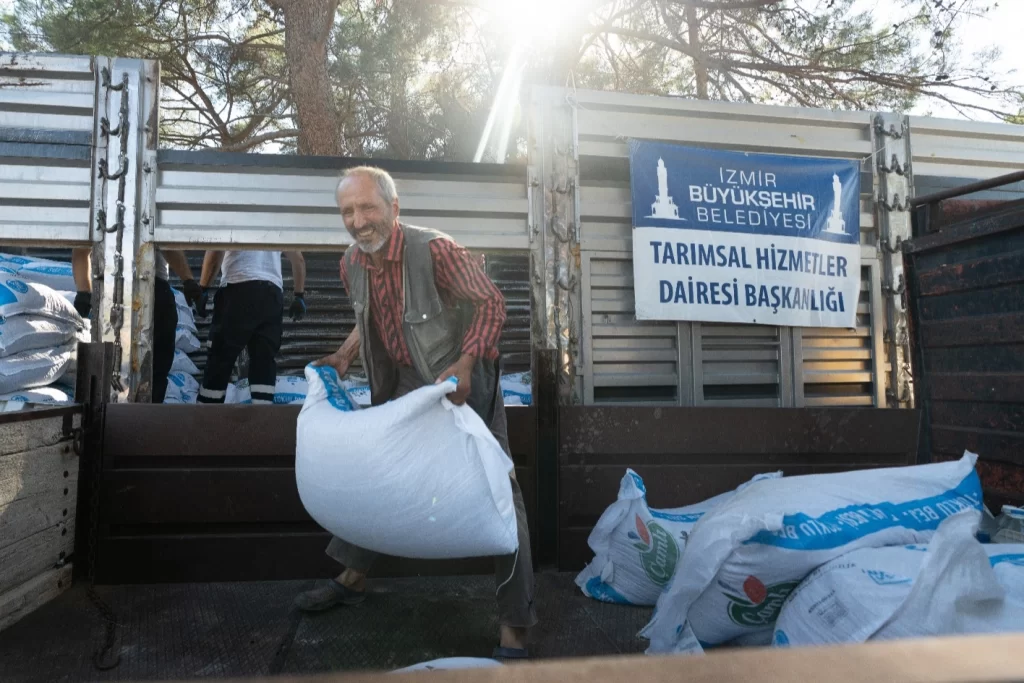 İzmir’de yanan köylere Büyükşehir’den 40 tonluk yem desteği