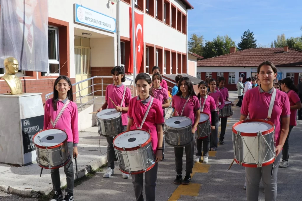 Amasya’da köy okulu bando kurdu