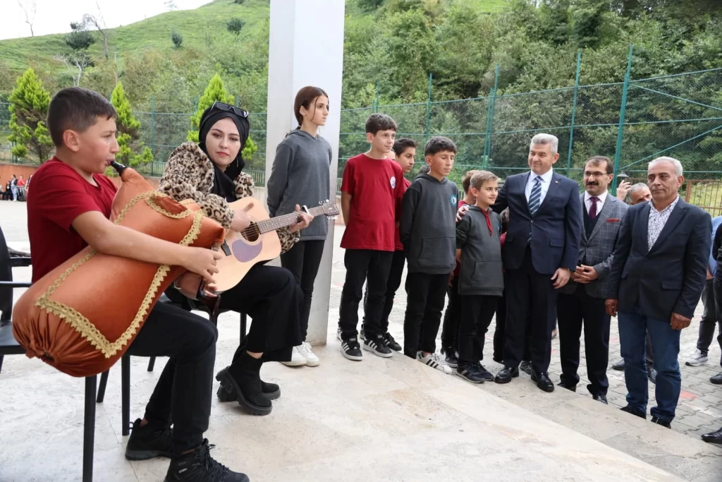 Artvin’de tulumla karşılanan Vali Ergün’den halı saha istediler