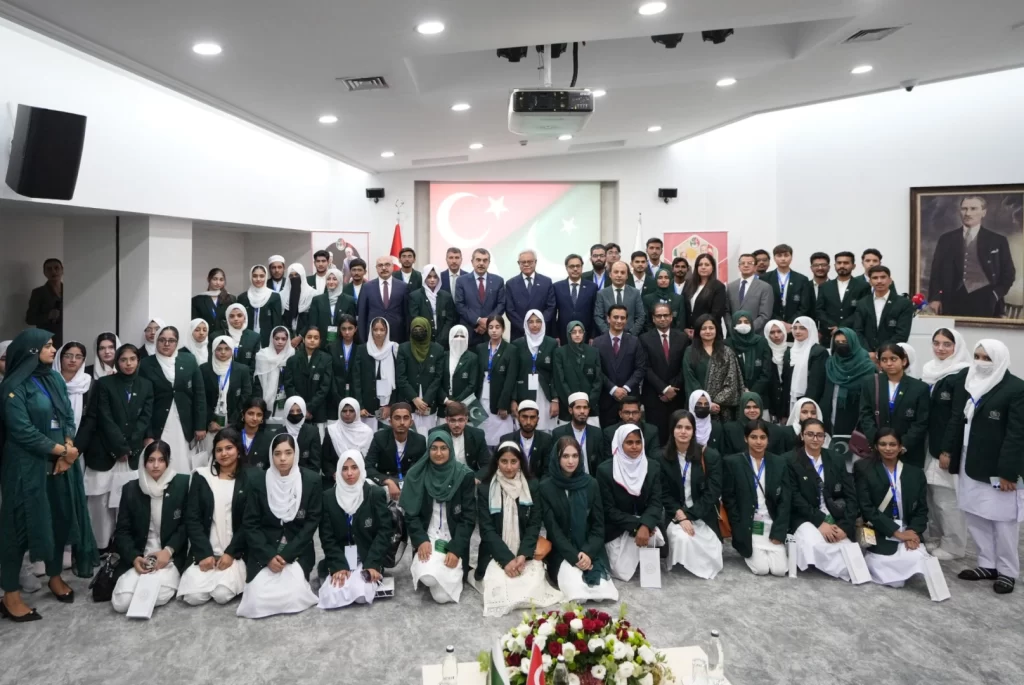 Bakan Tekin Pakistanlı öğrencileri kabul etti