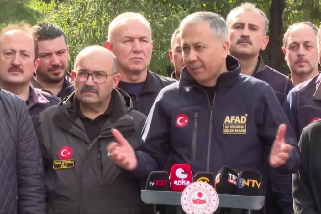 Bakan Yerlikaya Sındırgı’dan son durumu açıkladı… Balıkesir’e acil ihtiyaçlar için 25 milyon TL