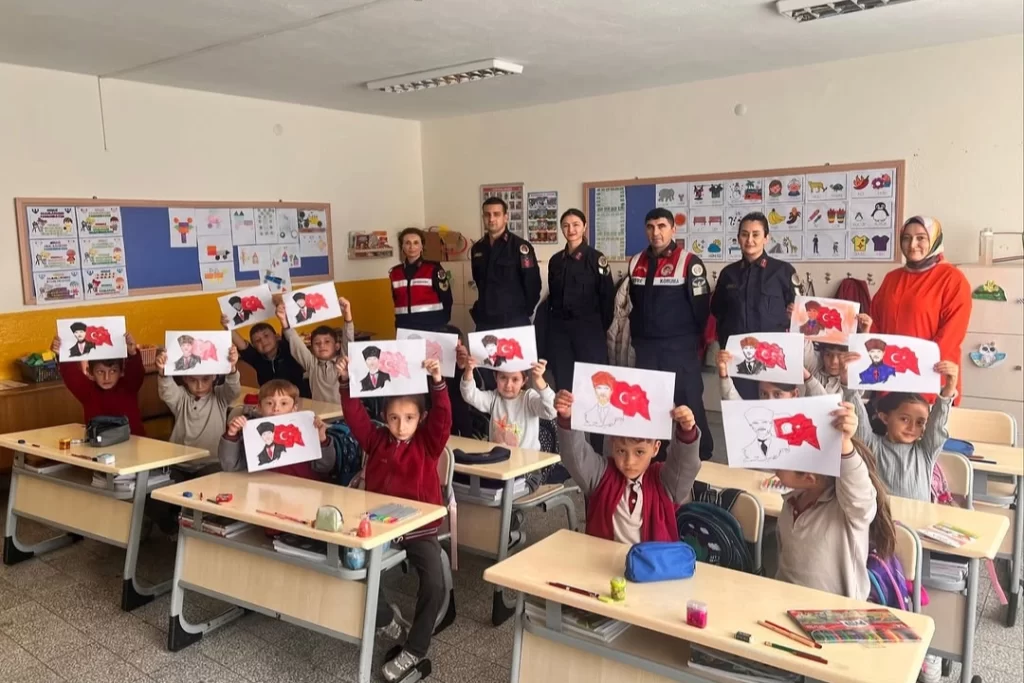 Bilecik Jandarma’dan miniklere güvenlik ve trafik eğitimi