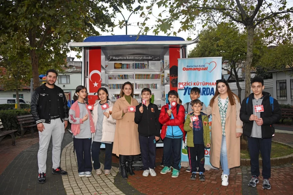 Bursa’da ‘Gezici Kütüphane’ Cumhuriyet coşkusunu mahallelere taşıdı