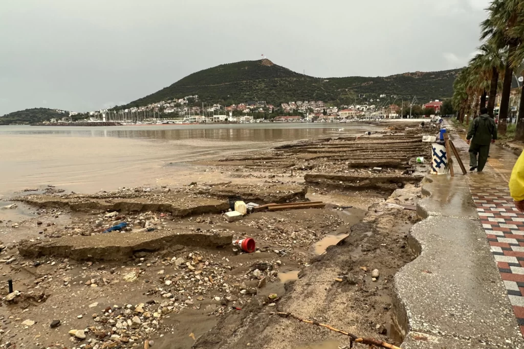 Foça’da sel felaketi sonrası yaraların sarılması için seferberlik başladı… Kayıp kişi halen aranıyor!