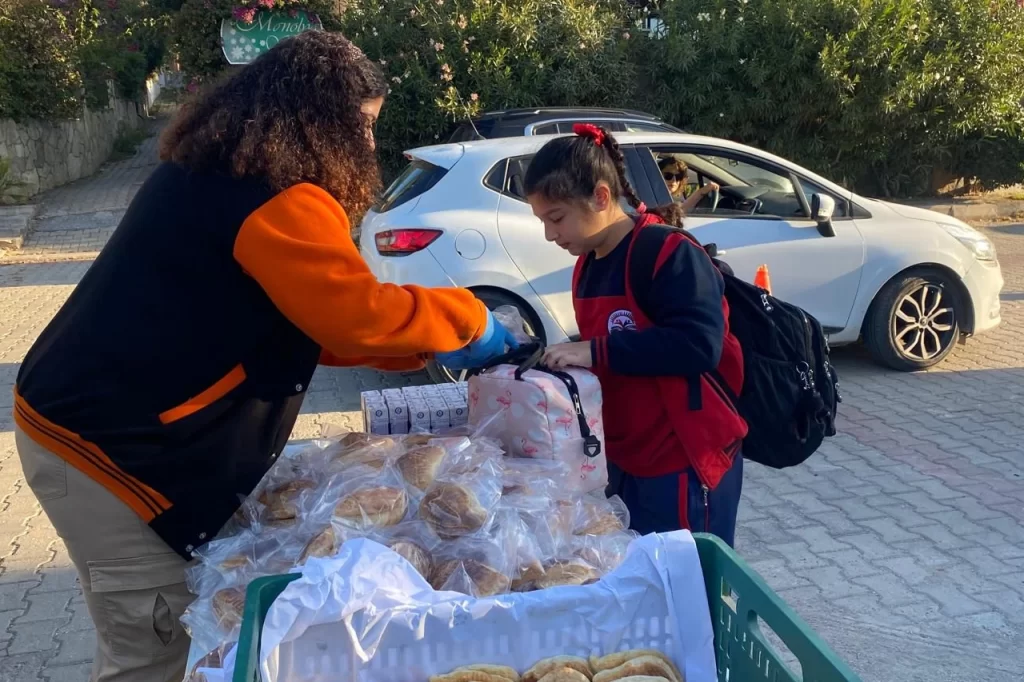 İzmir’de Süt-Simit projesi devam ediyor