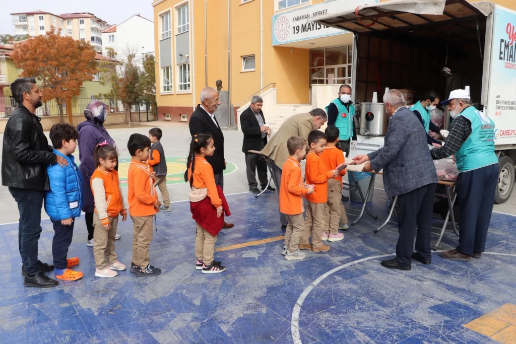 Konya Karaman’da Cansuyu Derneği’nden çorba ikramı