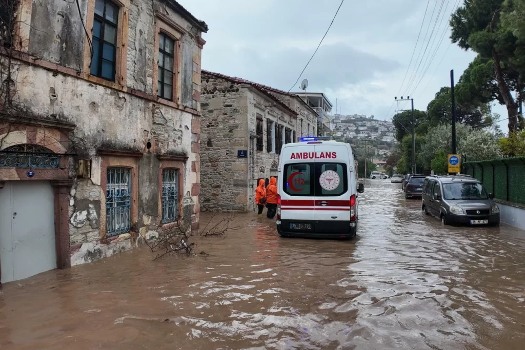 Kuvvetli yağış uyarısı! Foça’da bir kişi kayıp!