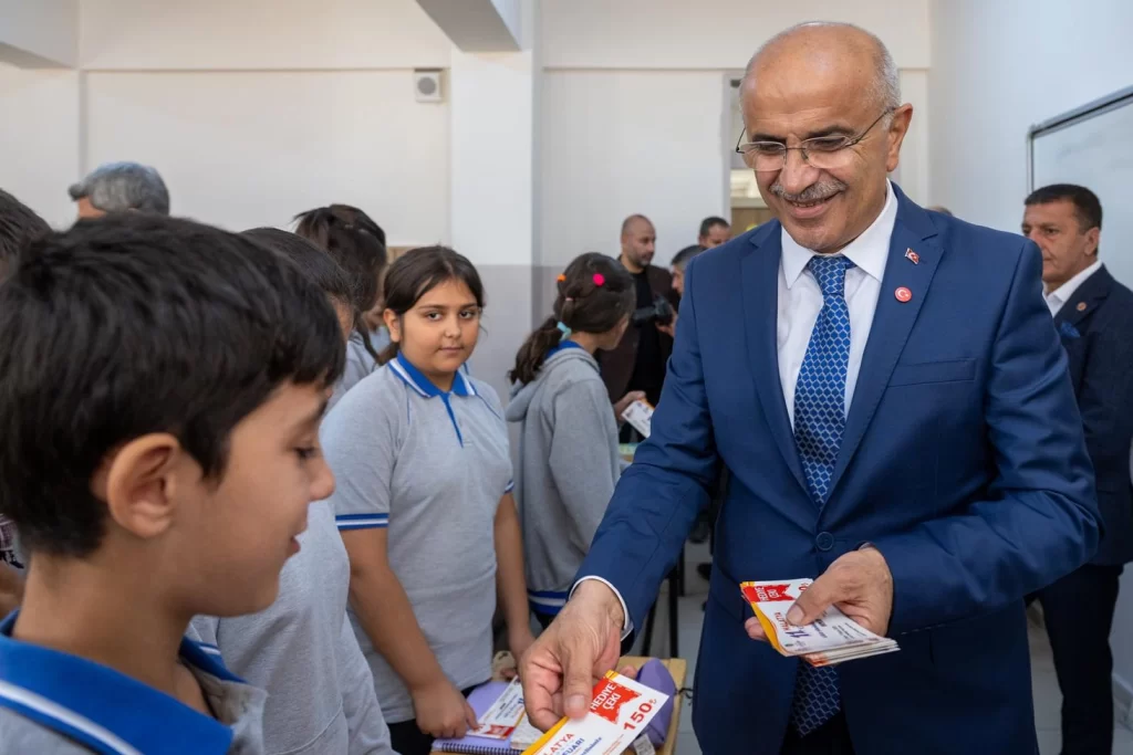 Malatya’da Başkan Er ortaokul öğrencilerini ziyaret etti