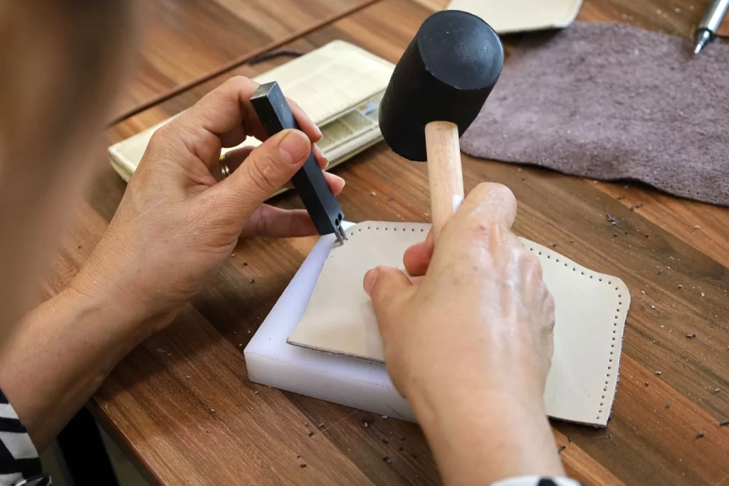 Sakarya’da deri aksesuarları dersi başladı