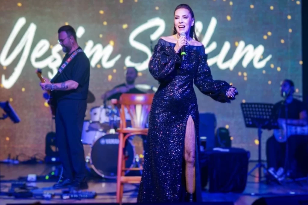 Yeşim Salkım’dan Kıbrıs’ta coşkulu konser