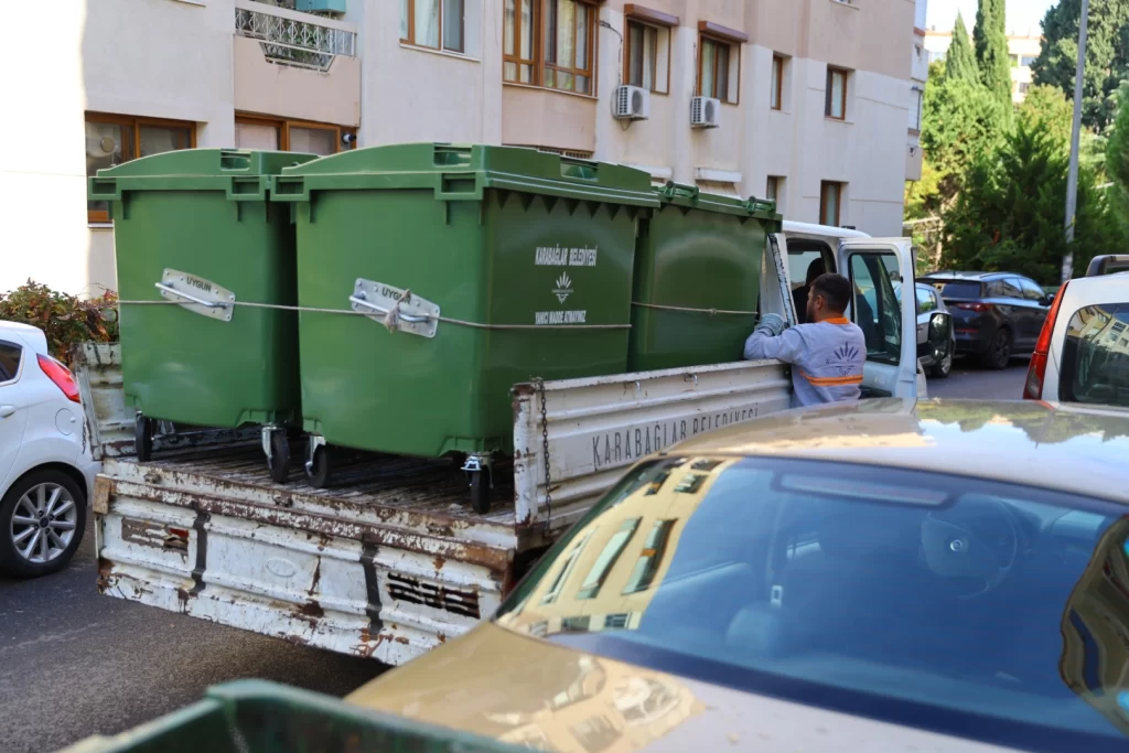 İzmir Karabağlar’da çöp konteynerleri yenileniyor