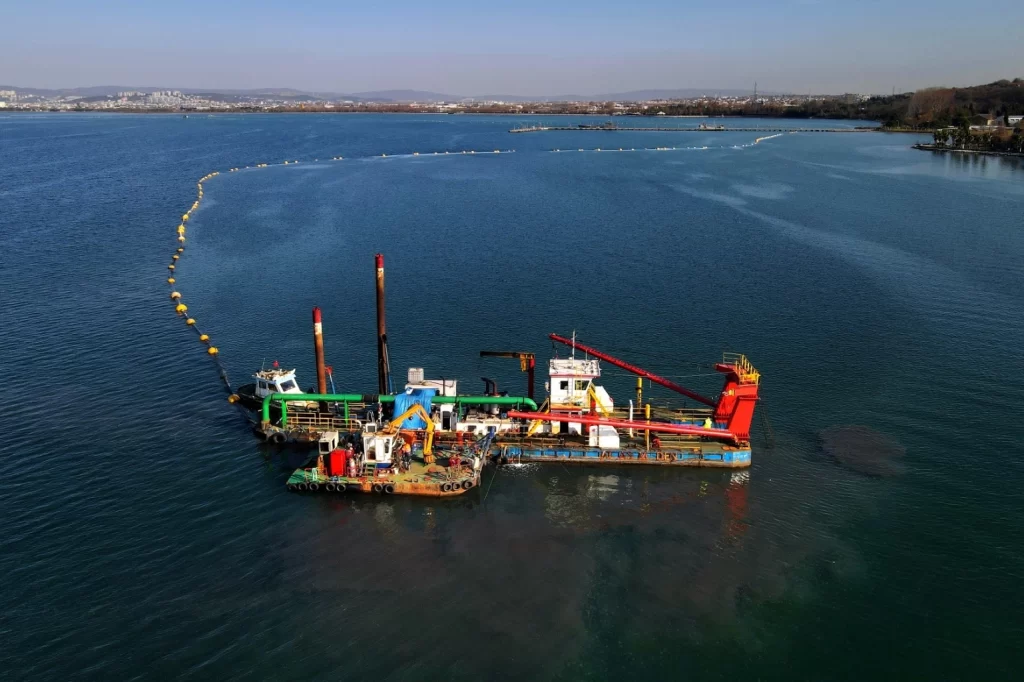 İzmit Körfezi temizlik projesi Türkiye’ye örnek oluyor… Körfez dip çamuru temizliği ile canlanıyor