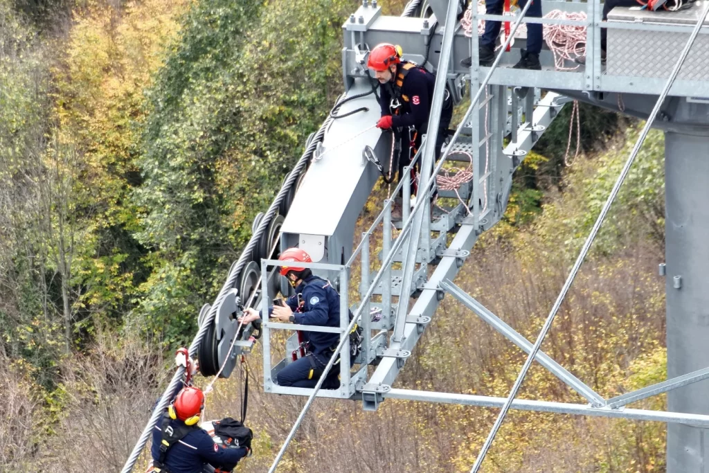 Kocaeli’de teleferik hattında nefes kesen kurtarma tatbikatı